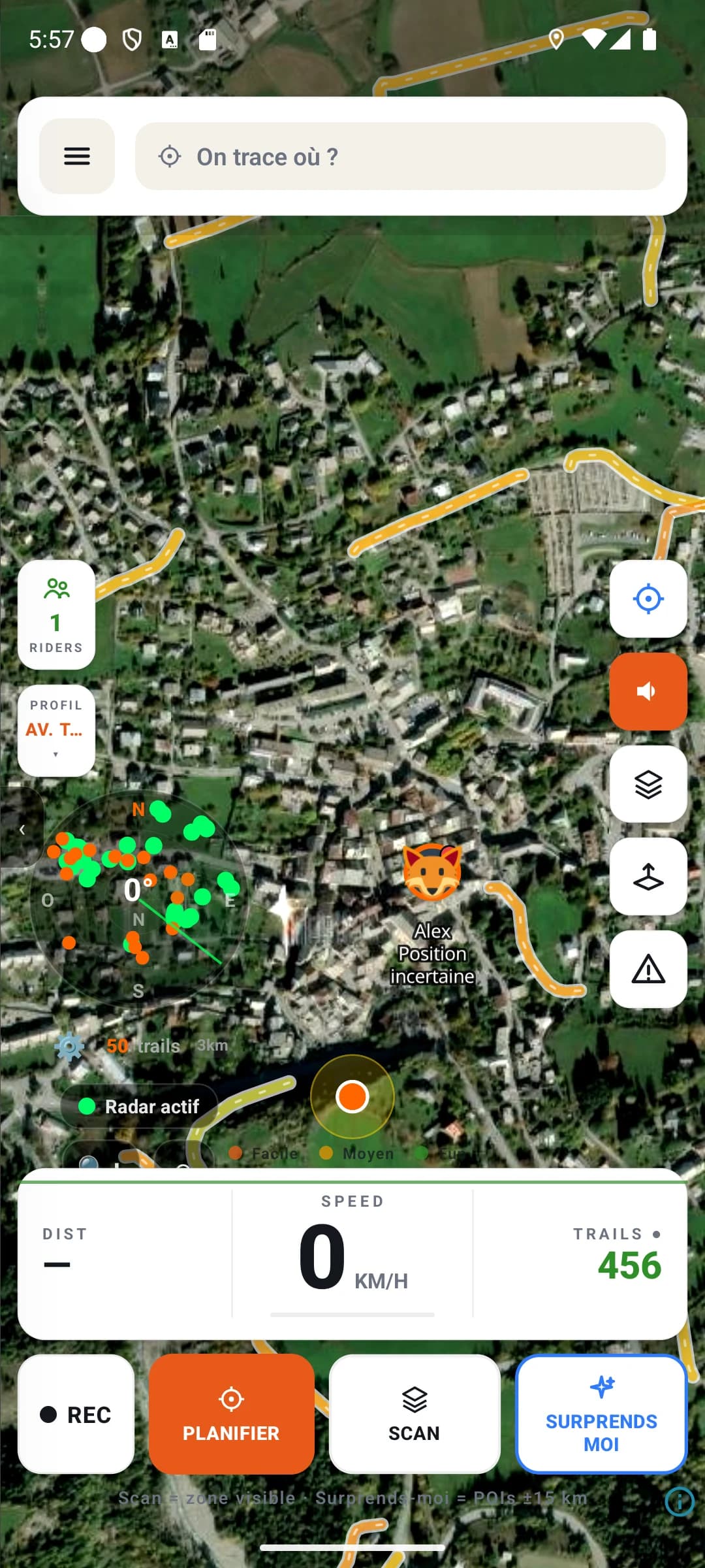 TrailNav — carte en couche satellite, radar actif et un rider visible en temps réel